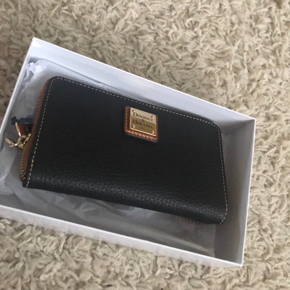 Dooney and bourke wristlet